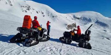 Avalanșă în Munții Rodnei. Doi turiști polonezi au fost surprinși de căderea de zăpadă