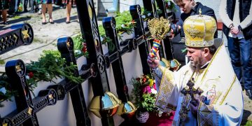 La Strâmtura au fost sfinţite cele 12 cruci care vor fi aşezate pe turnurile bisericii