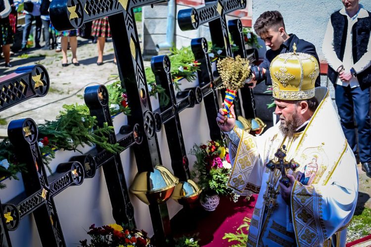 La Strâmtura au fost sfinţite cele 12 cruci care vor fi aşezate pe turnurile bisericii