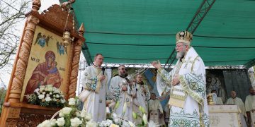 Preasfințitul Părinte Iustin a sfințit clopotele şi noua capelă de cimitir din Tulghieș