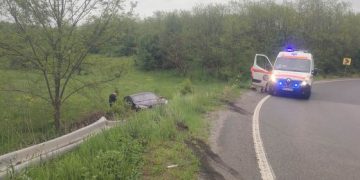 Accident pe Mesteacăn. Un tânăr a ieșit în decor