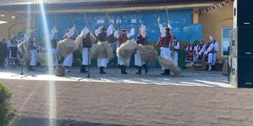 Ansamblul „Dor Moroșan” al Liceului Teoretic „George Pop de Băsești” Sighet a pus în scenă „Ruptu’ sterpelor” la un festival multietnic