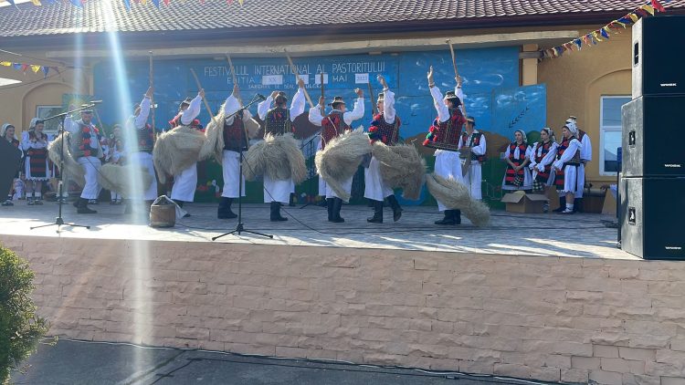 Ansamblul „Dor Moroșan” al Liceului Teoretic „George Pop de Băsești” Sighet a pus în scenă „Ruptu’ sterpelor” la un festival multietnic