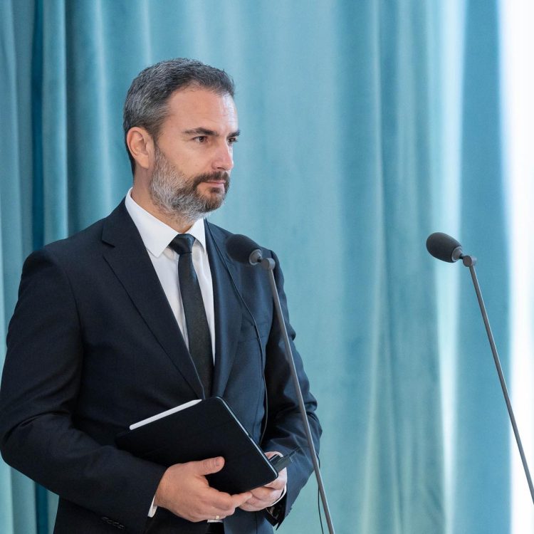 Greva din Educație continuă. Guvernul anunță OUG pentru prime: 2.500 de lei pentru profesori, 1.000 pentru restul angajaților