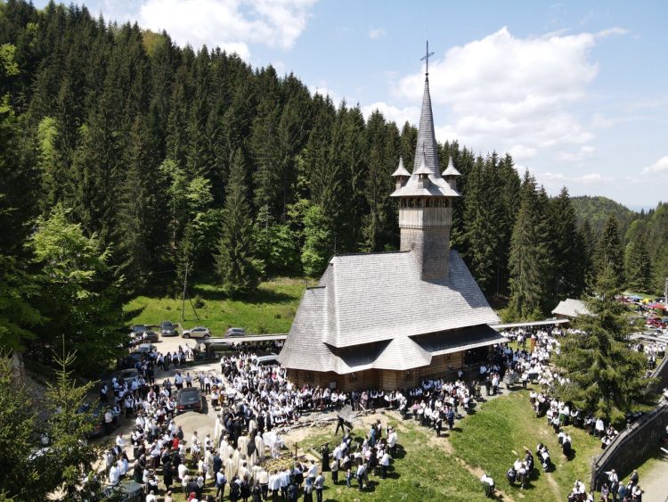 Hram şi hirotonie întru diacon la Mănăstirea „Sfinții Împărați Constantin și Elena” din Budești