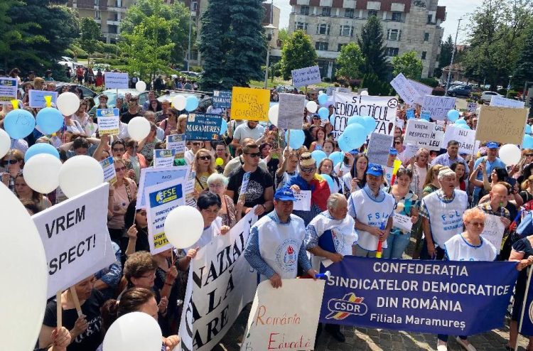 Peste 500 de cadre didactice în fața Prefecturii şi Consiliului Judeţean Maramureş