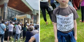 Angajații din învățământul maramureșean protestează în faţa Prefecturii – foto