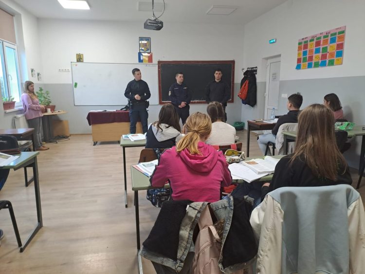 Sfaturile jandarmilor Postului Montan Țibleș către elevii Școlii Gimnaziale Lăpuș cu privire la drumeţiile pe munte