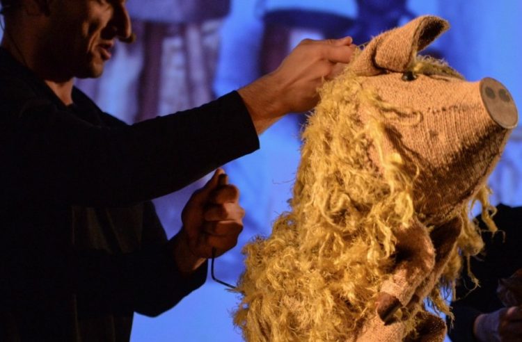 Copiii sunt aşteptaţi la Teatrul de Păpuşi să urmărească „Povestea porcului”
