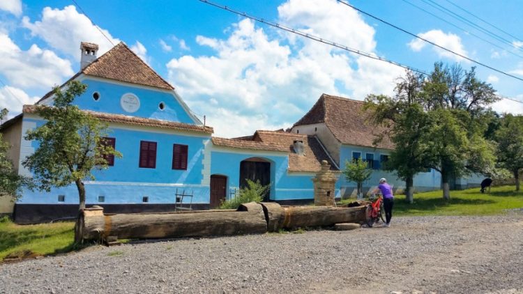 Accesul mașinilor în localitatea Viscri a fost interzis. Turiștii pot explora satul la pas sau cu căruța