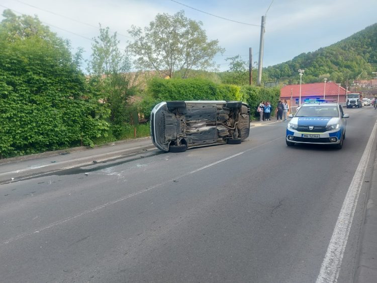 Impact violent între două autoturisme pe strada Industriei din Baia Mare. Doi adulţi şi un copilaş de 3 ani transportaţi la spital – foto
