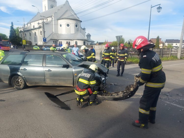 Impact violent între două autoturisme pe strada Industriei din Baia Mare. Doi adulţi şi un copilaş de 3 ani transportaţi la spital – foto