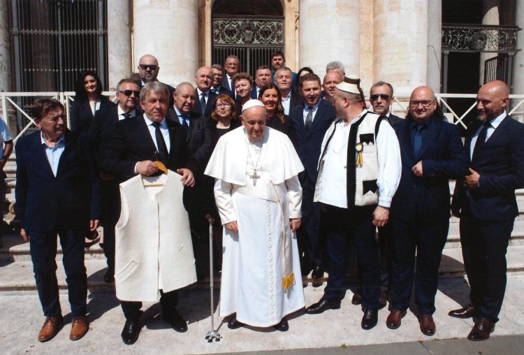 Delegație maramureșeană la Vatican! Trei întrebări de bun simț către consilierii băimăreni din delegație