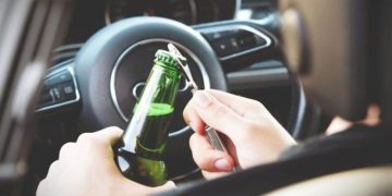 Proiect în Parlament: Tinerii vor putea cumpăra tutun și alcool doar după ce prezintă buletinul, pentru a demonstra că au peste 18 ani