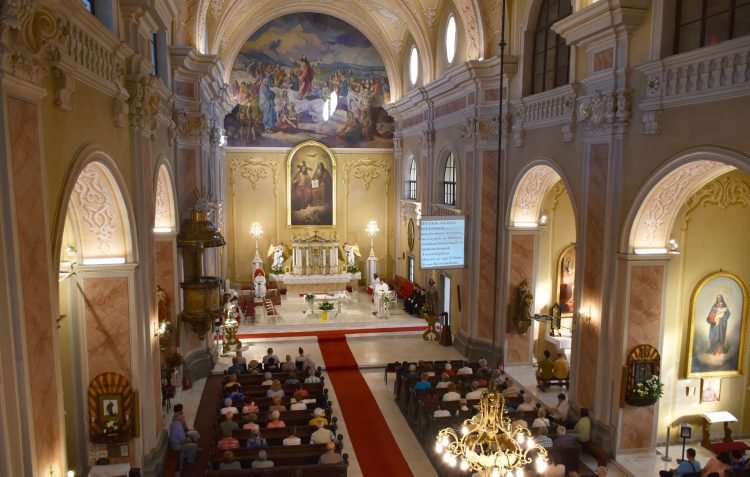 Sfinte liturghii oficiate la Parohia „Sfântul Iosif” şi la Parohia „Sfânta Treime” din Baia Mare, transmise la Maria Tv