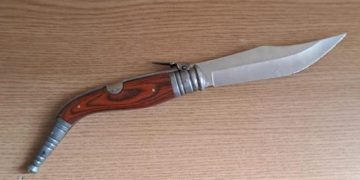 Un adolescent de 16 ani a intrat cu un cuțit de 28 cm într-un liceu