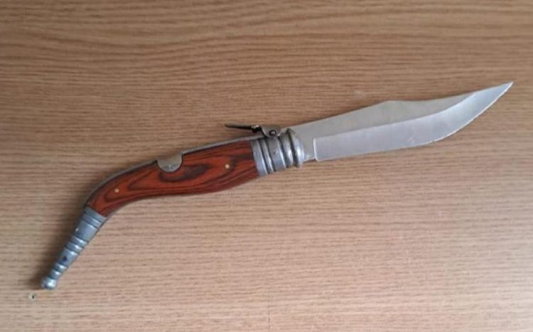 Un adolescent de 16 ani a intrat cu un cuțit de 28 cm într-un liceu