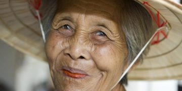 Japonezii fac cursuri ca să învețe să zâmbească din nou