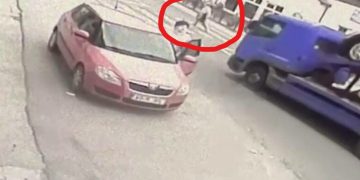 Momentul în care o femeie este lovită mortal de un TIR pe trecerea de pietoni