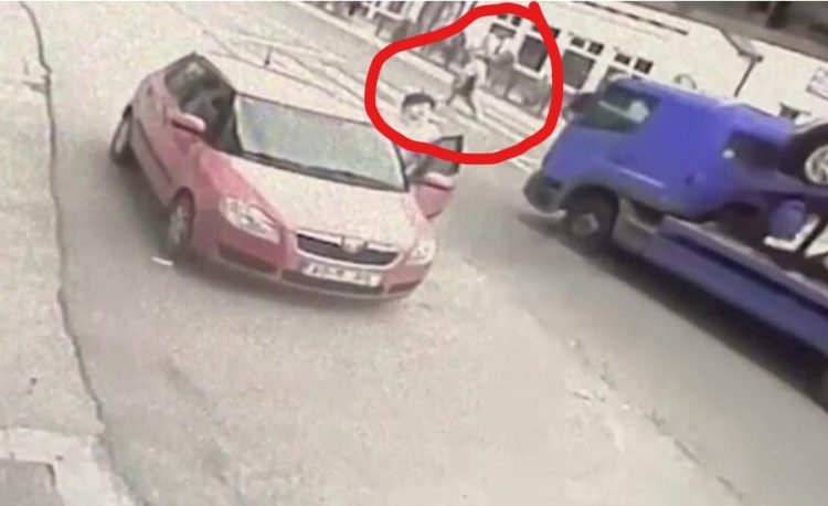 Momentul în care o femeie este lovită mortal de un TIR pe trecerea de pietoni