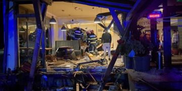 De la BAL, la SPITAL: Un șofer a intrat în plin într-un restaurant de pe DN 1C