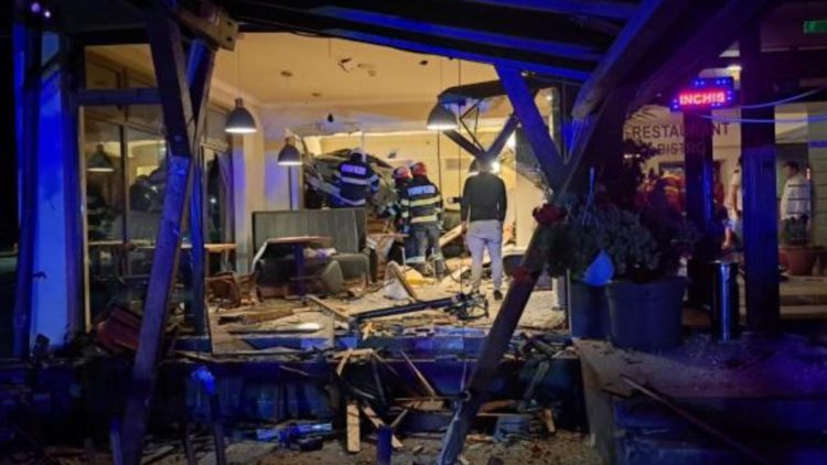 De la BAL, la SPITAL: Un șofer a intrat în plin într-un restaurant de pe DN 1C