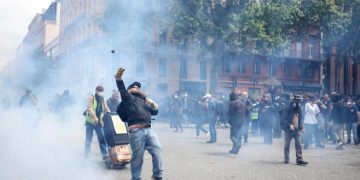 Proteste violente în Franța. Jumătate de milion de oameni cer demisia lui Macron