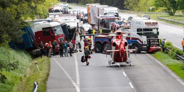 Nenorocire pe o autostradă din Slovacia. Un mort, 59 de răniţi, implicat un TIR românesc