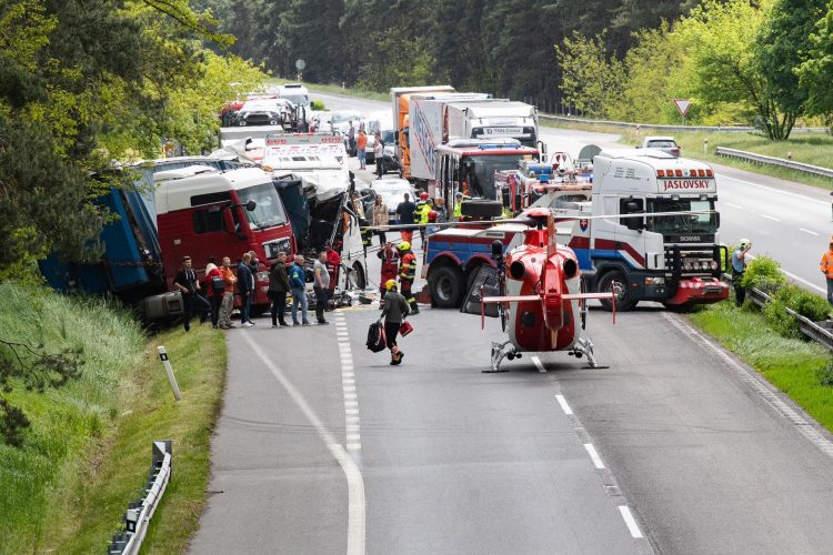 Nenorocire pe o autostradă din Slovacia. Un mort, 59 de răniţi, implicat un TIR românesc