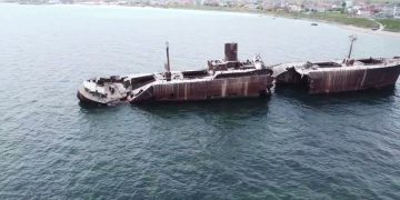Epava din Costinești, veche de 81 de ani, se prăbușește în mare