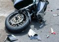 Un tânăr din Sălsig a ajuns la spital după ce motocicleta pe care o conducea s-a izbit de un tractor 