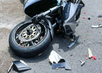 Un tânăr din Sălsig a ajuns la spital după ce motocicleta pe care o conducea s-a izbit de un tractor 