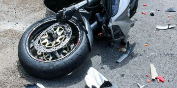 Un tânăr din Sălsig a ajuns la spital după ce motocicleta pe care o conducea s-a izbit de un tractor 