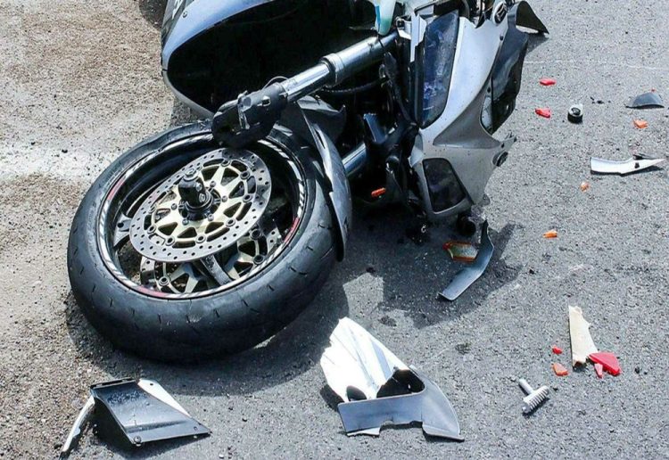 Un tânăr din Sălsig a ajuns la spital după ce motocicleta pe care o conducea s-a izbit de un tractor