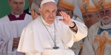 Papa Francisc spune că Vaticanul desfăşoară o misiune secretă de pace în Ucraina
