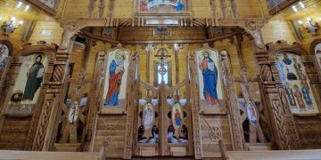 Sfințirea mesei de altar și a icoanelor de pe iconostas, la Parohia greco-catolică Fericiţii Episcopi Martiri Vișeu de Sus
