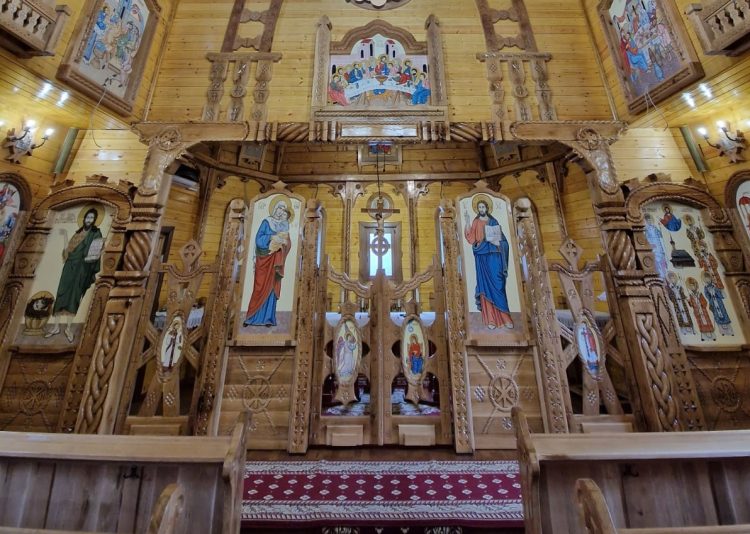 Sfințirea mesei de altar și a icoanelor de pe iconostas, la Parohia greco-catolică Fericiţii Episcopi Martiri Vișeu de Sus