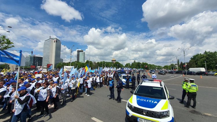 Profesorii ameninţă cu proteste în stradă, în paralel cu greva generală