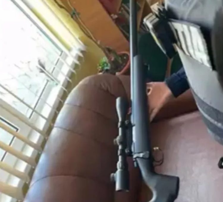 Un elev de 7 ani a mers într-o şcoală din Constanţa cu o armă cu lunetă. Părinții minorului sunt audiați de Poliție