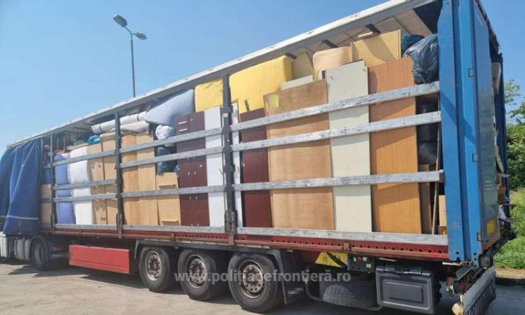 Europa își trimite gunoaiele în România – 10 tone de haine și saltele uzate, oprite la intrarea în țară