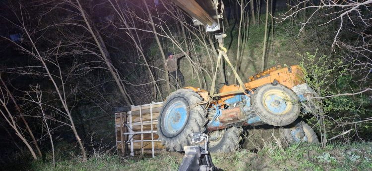 Bărbat de 33 de ani din Târgu Lăpuș, mort după ce s-a răsturnat cu tractorul