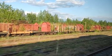 Foști directori ai CFR Marfă au vândut la fier vechi 2.500 de vagoane. Prejudiciu de 7,5 milioane de euro și noi mergem de la Baia Mare la București în 17 ore