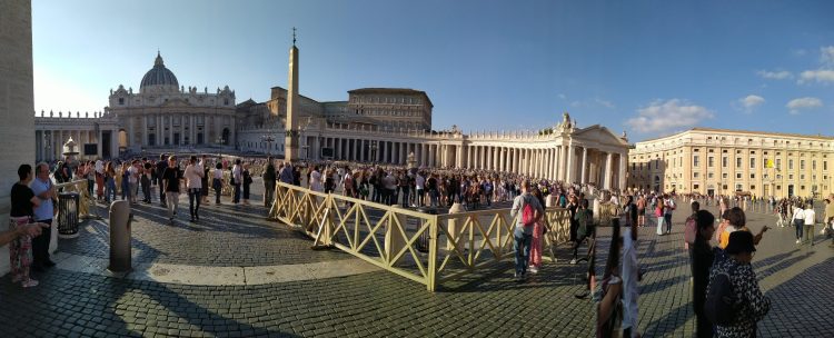 Papa Francisc a prezentat noua Constituţie a Vaticanului, care va ”răspunde la nevoile din timpurile noastre”