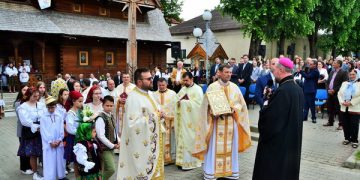 Sfințirea Sfintei Mese de Altar și a icoanelor din iconostas la Parohia greco-catolică Vișeu de Sus
