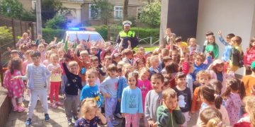Polițiștii Biroului Rutier, discuţii cu copiii Grădiniței cu Program Prelungit Baia Mare, pe tema siguranței lor pe drumurile publice
