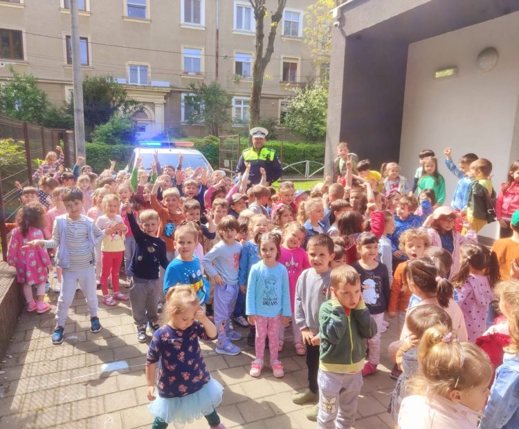 Polițiștii Biroului Rutier, discuţii cu copiii Grădiniței cu Program Prelungit Baia Mare, pe tema siguranței lor pe drumurile publice