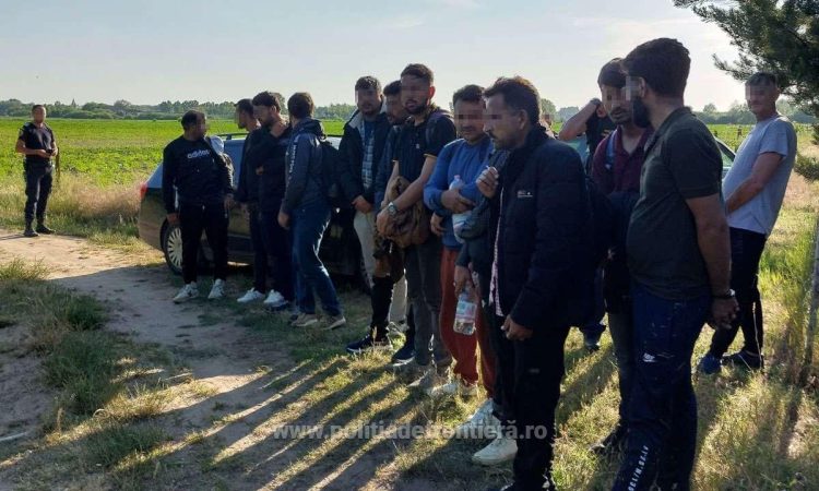 O călăuză din Satu Mare și 12 migranți din Pakistan şi Nepal, opriți la frontiera cu Ungaria