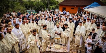 Sfânta Liturghie arhierească la Parohia Ortodoxă Lăschia, Protopopiatul Lăpuș, județul Maramureș și punerea pietrei de temelie pentru noua biserică