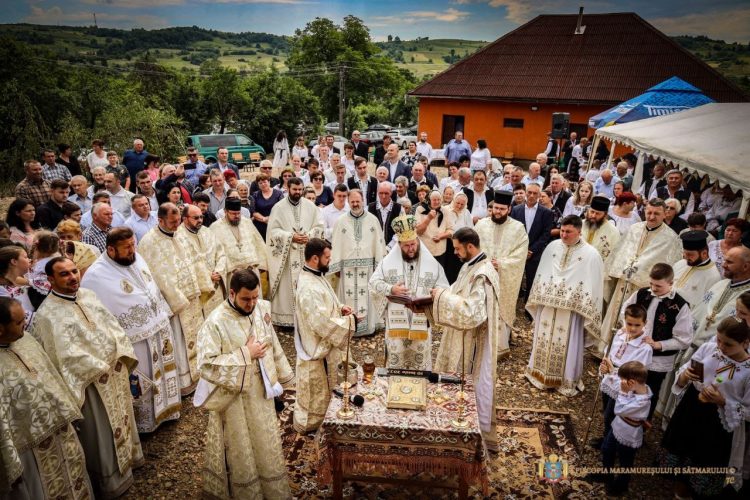 Sfânta Liturghie arhierească la Parohia Ortodoxă Lăschia, Protopopiatul Lăpuș, județul Maramureș și punerea pietrei de temelie pentru noua biserică