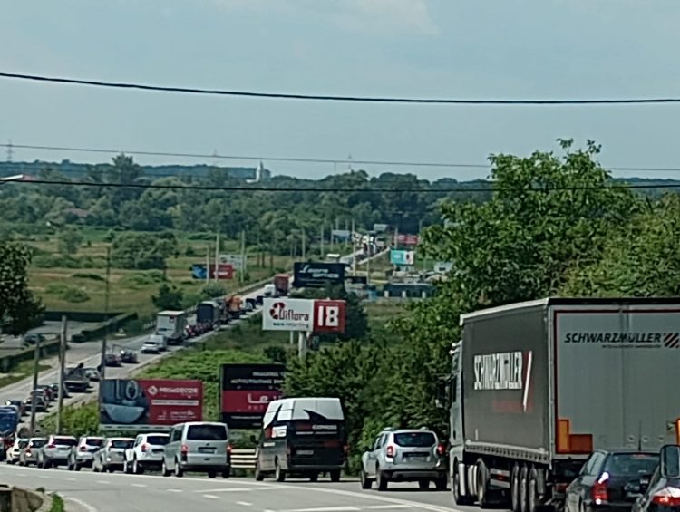 BĂTAIA DE JOC CONTINUĂ: Maramureșenii, proștii CNAIR-ului! Blochează traficul când e mai aglomerat. VIDEO